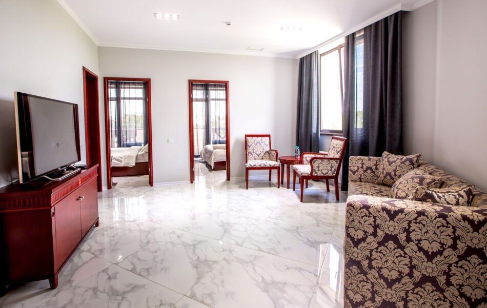 Suite Familie Luxe - hall-ul cu canapea extensibila